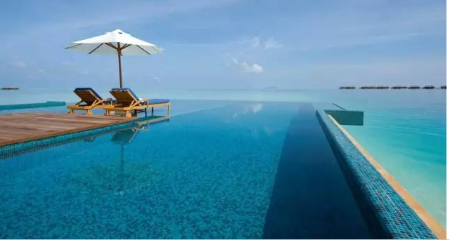 欣賞世界各地?zé)o邊泳池